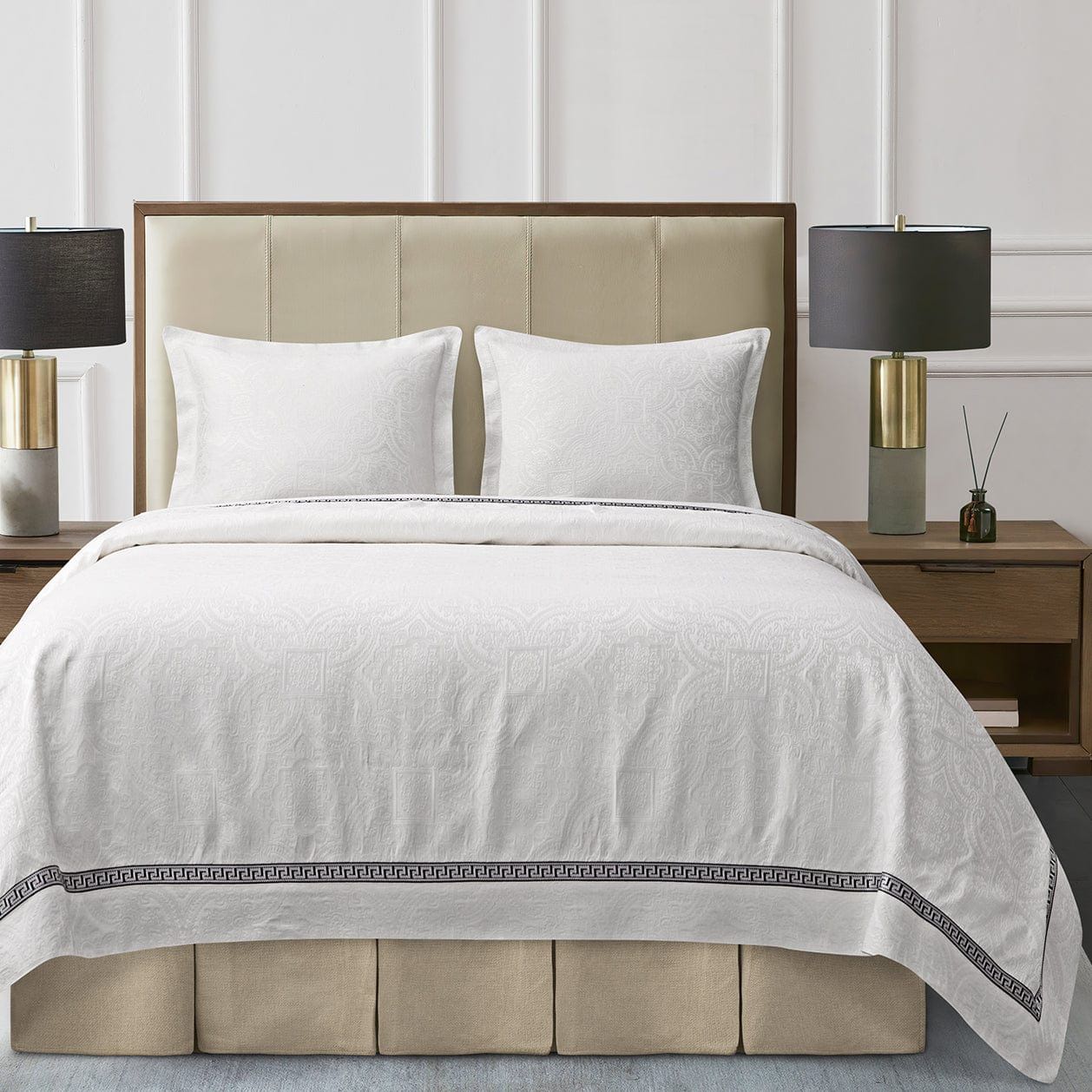 Liza White Matelasse - King Coverlet Set (Set of 4) - White / Black