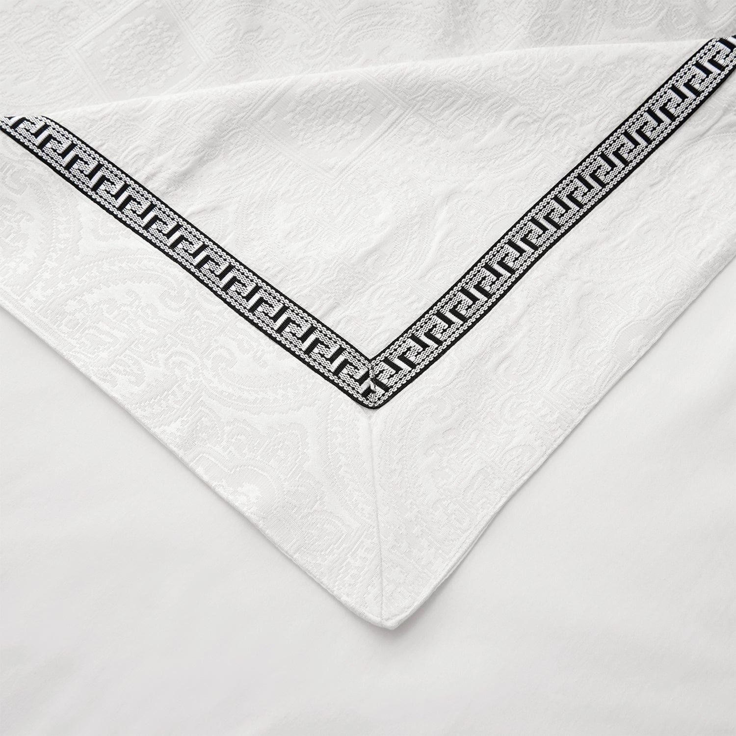 Liza White Matelasse - King Coverlet Set (Set of 4) - White / Black