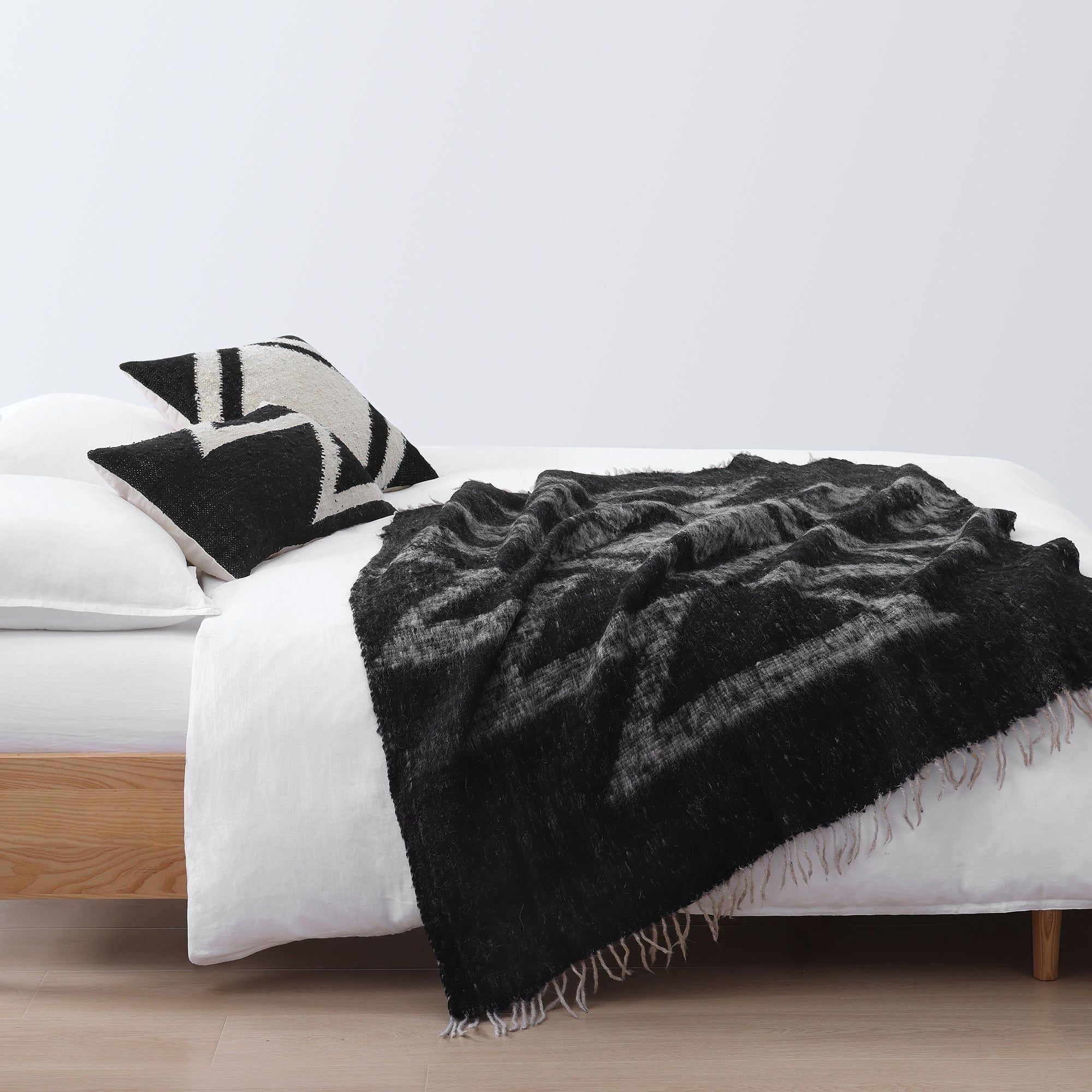 Antigua - 100% Wool Handwoven Throw Blanket - Black / White