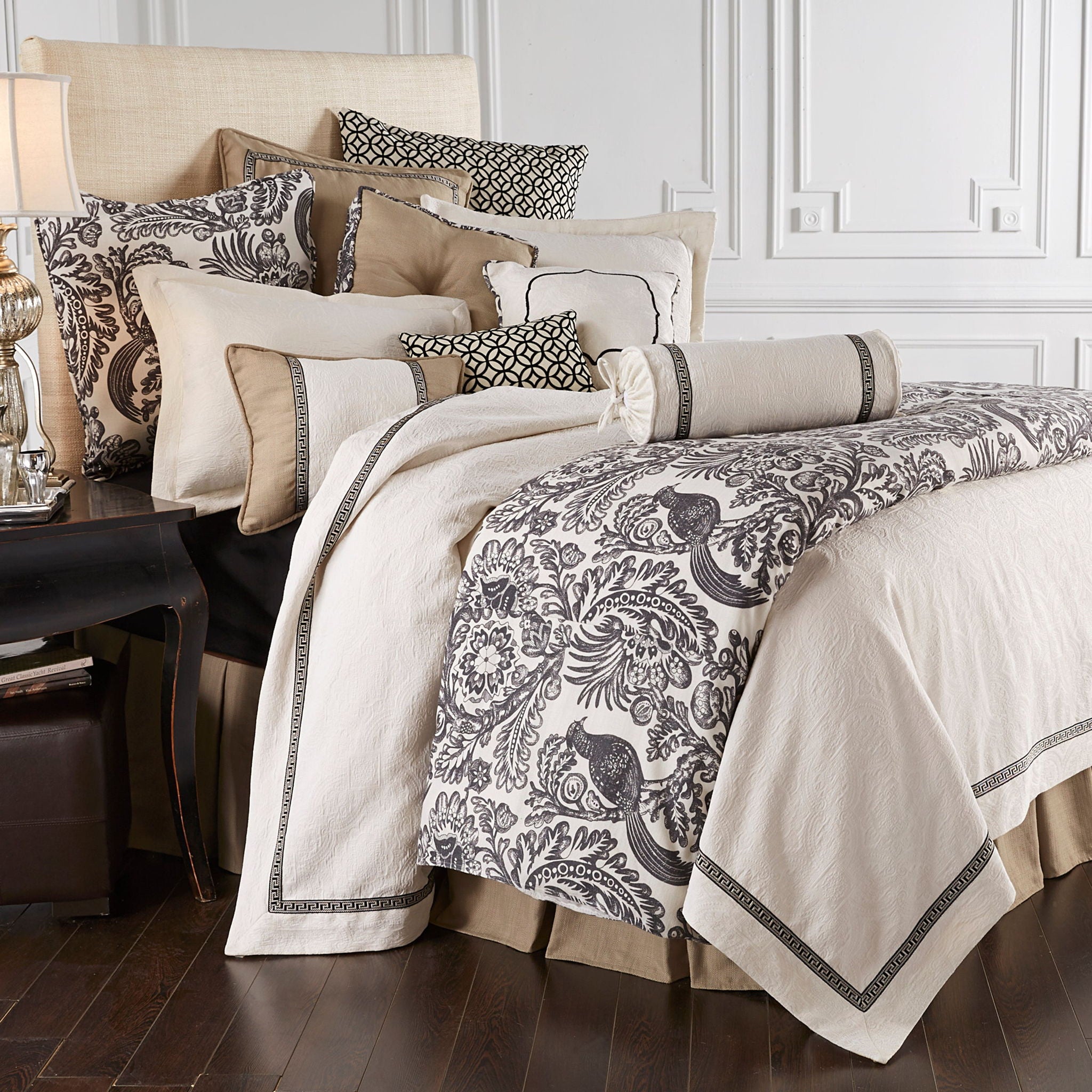 Liza White Matelasse - Queen Coverlet Set (Set of 4) - White / Black