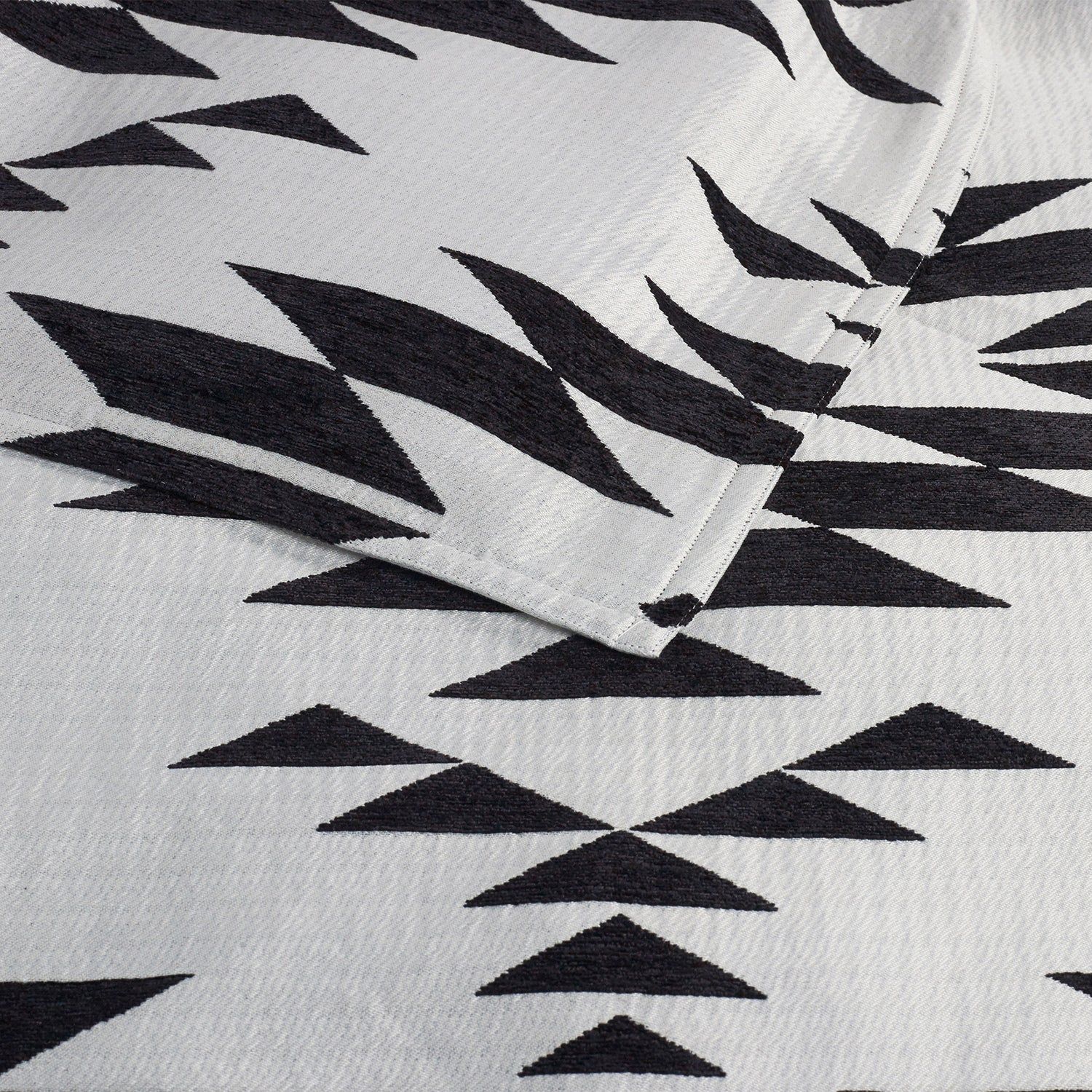 Amelia - King Aztec Comforter Set (Set of 3) - Black / White