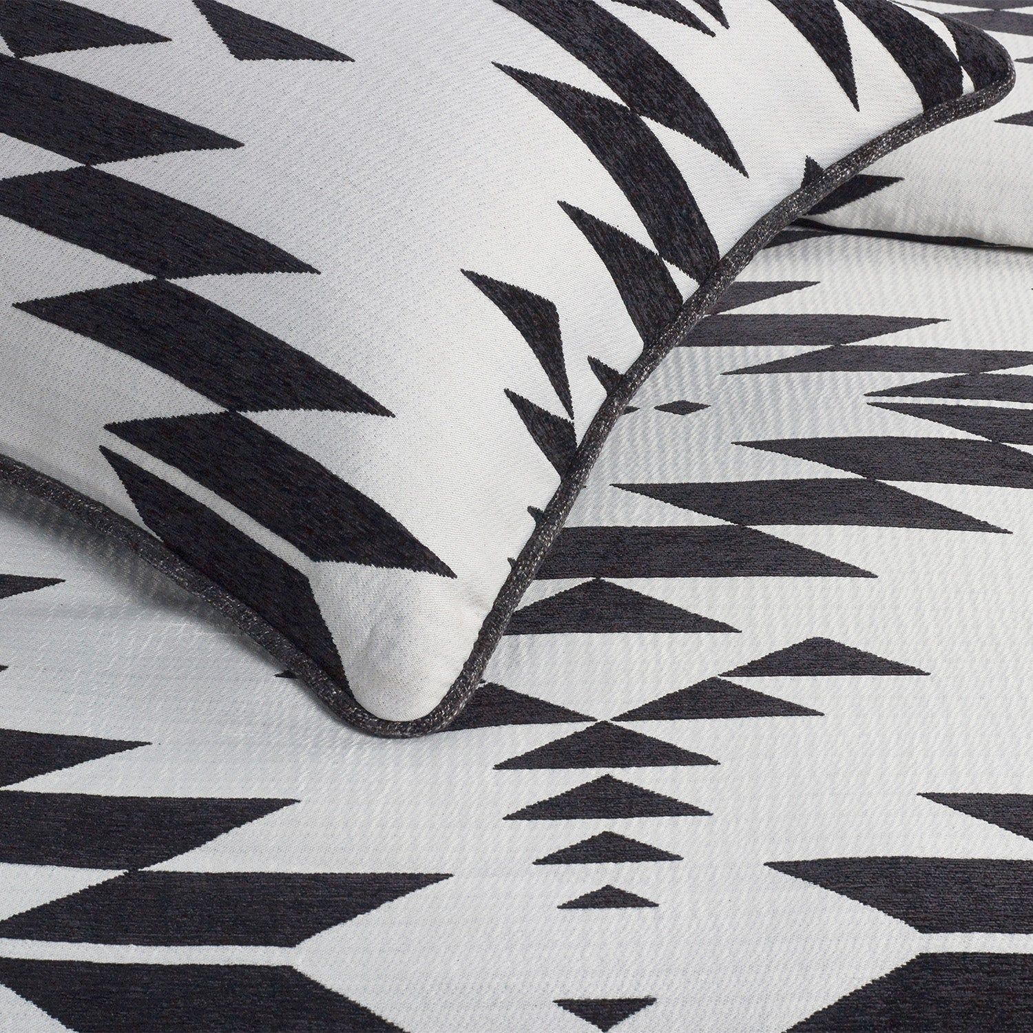 Amelia - King Aztec Comforter Set (Set of 3) - Black / White