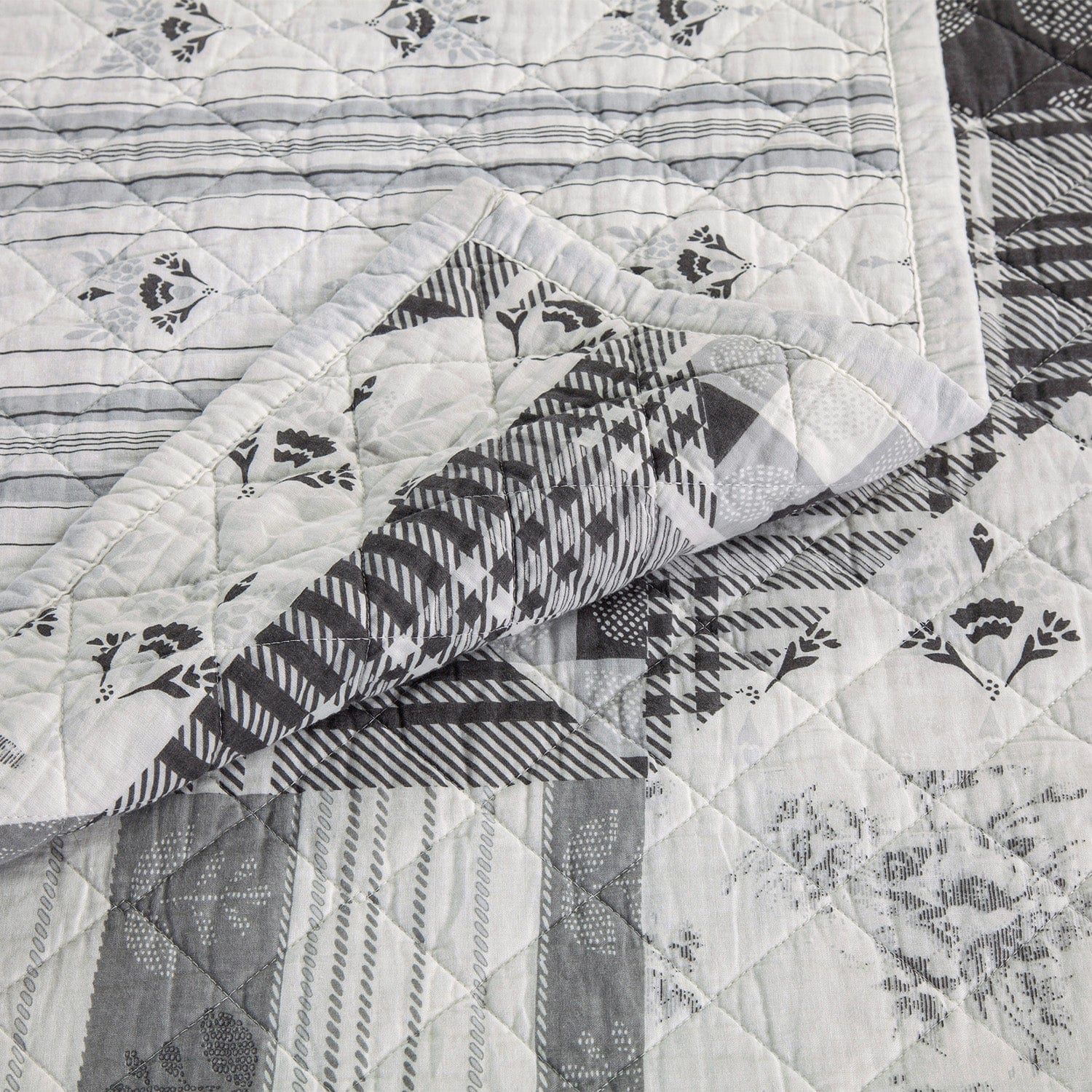 Patchwork Prairie - Full/Queen Reversible Quilt Set (Set of 3) - Black