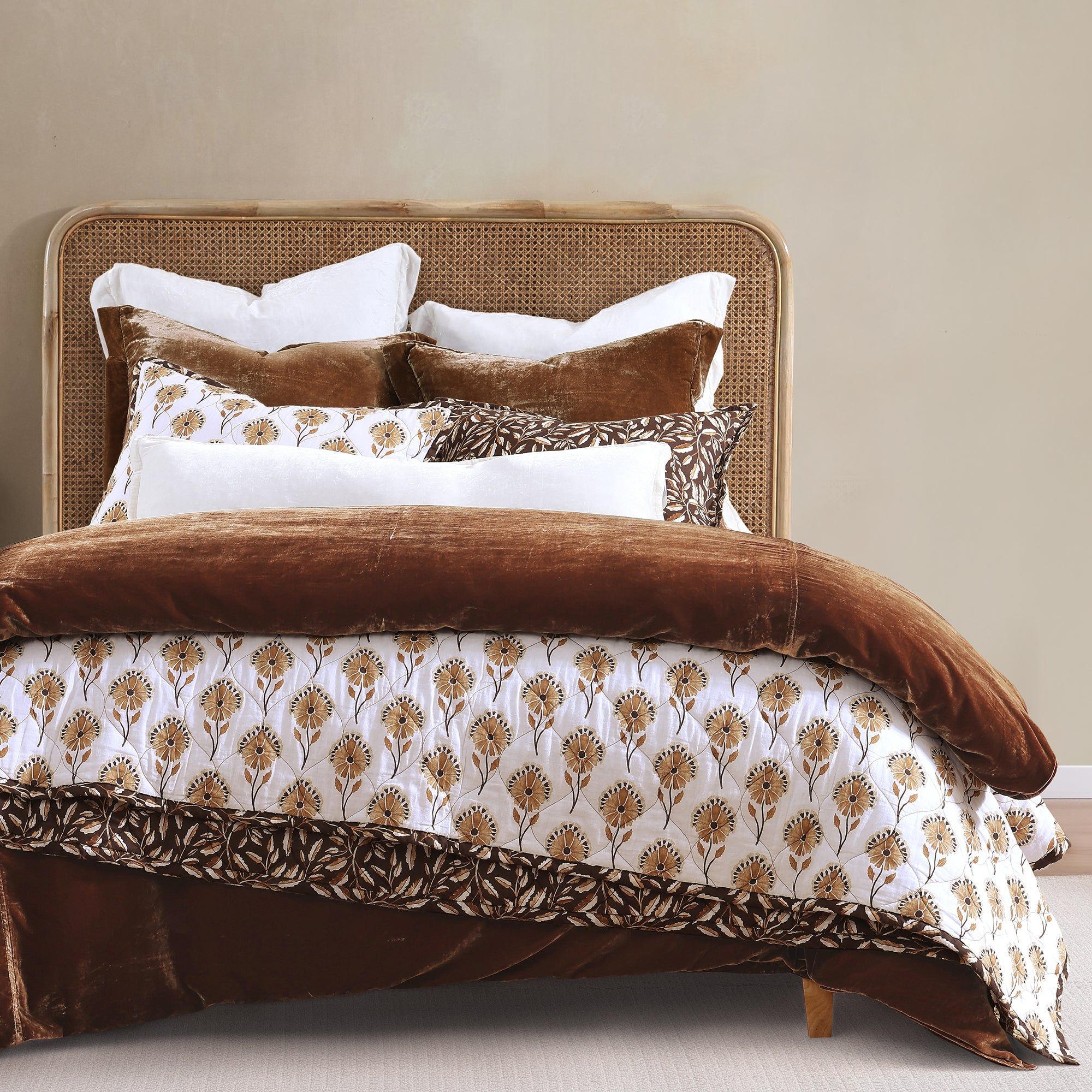 Woodstock - Twin Reversible Quilt Set (Set of 2) - White / Tan